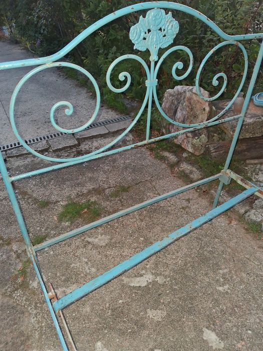 Cama antiga de ferro