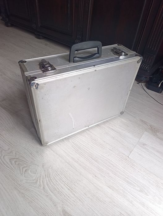 Walizka narzędziowa, kluczyk.