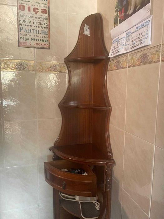 Móvel de canto em madeira