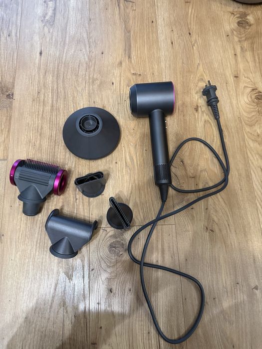 Zamiennik suszarki Dyson jak nowy dużo końcówek suszarka do włosów