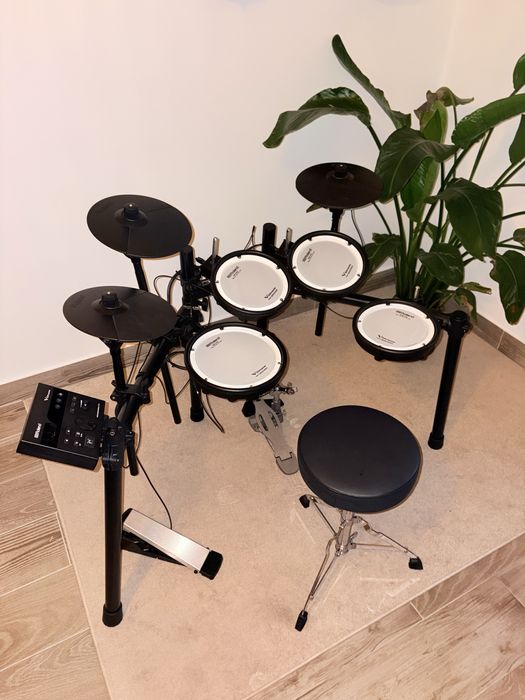 Bateria Roland TD-07DMK + Pedal TAMA +Banco