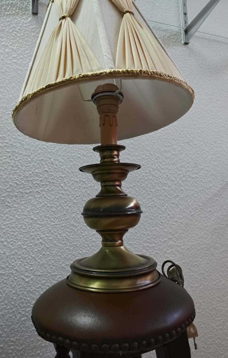 Candeeiro dourado com Abat-jour plissado bege