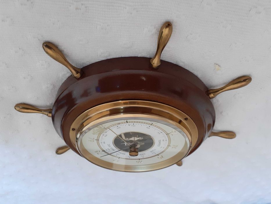 Barómetro em madeira e metal em forma de leme