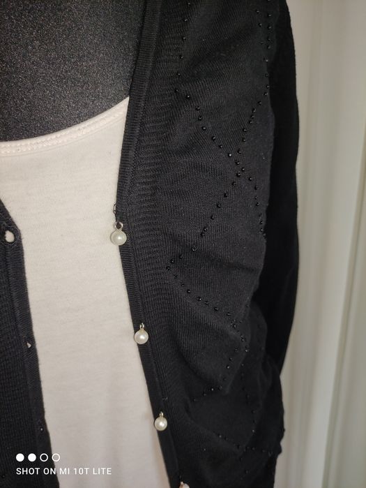 Sweter z ozdobnymi guzikami