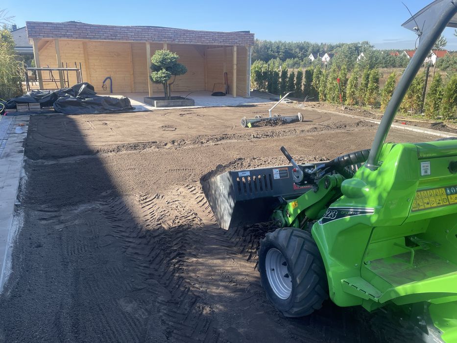 Roboty ziemne usługi minikoparka miniładowarka AVANT JCB bobcat