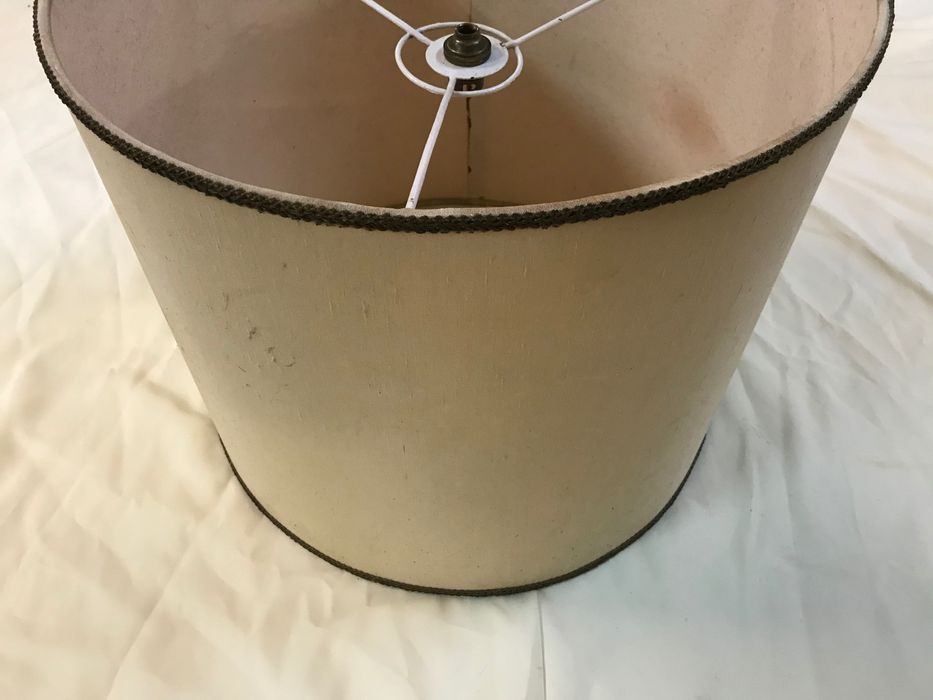 Abajour branco com debroado dourado diâmetro 46