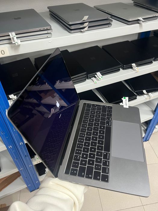 Apple MacBook Pro A1706 Space Grey 2016 i5 Ghz 13.3'' Retina  8GB Ram