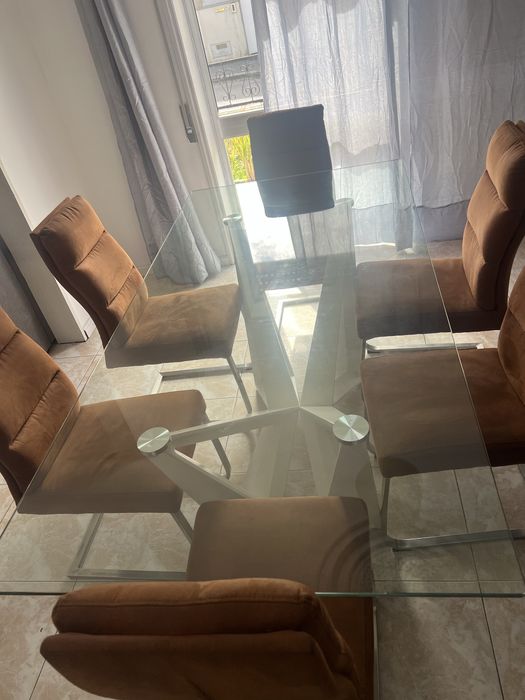 Conjunto de mesa e cadeiras