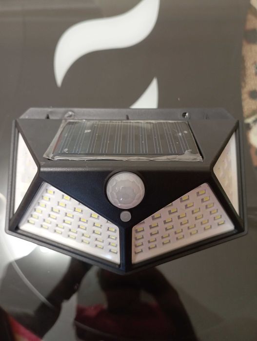 Навісний ліхтар з датчиком руху на акумуляторі та сонячній панелі.