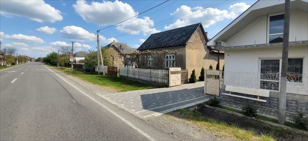 Житловий будинок на головній дорозі