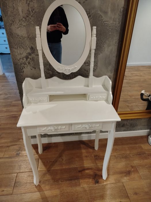 Toaletka drewniana w dobrym stanie