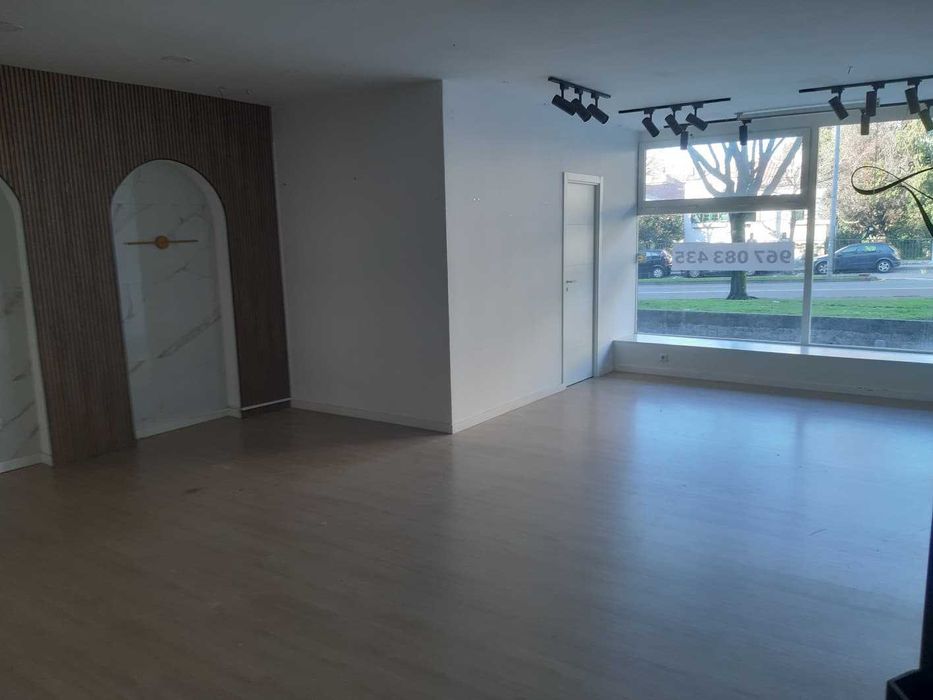 Loja luminosa com ampla montra em Lordelo do Ouro – Campo Alegre