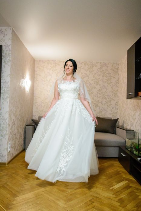 Весільна сукня кольору айворі