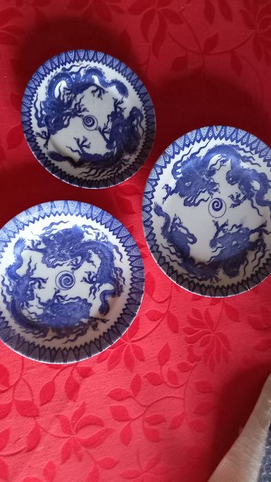 Três pratos antigos japoneses