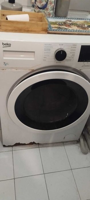 Máquina de lavar roupa lava e seca