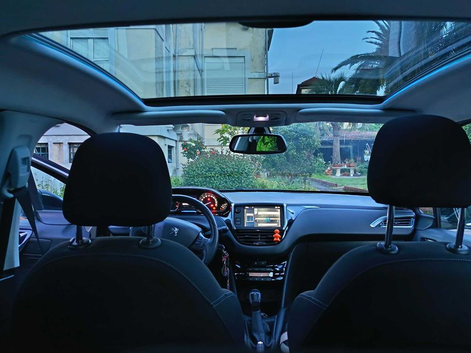 Peugeot 208 1.2 VTi Allure teto panorâmico