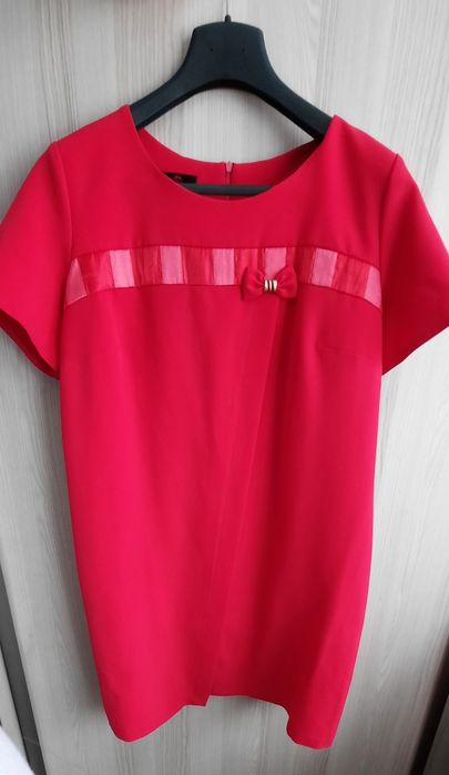 Sukienka w kolorze malinowym