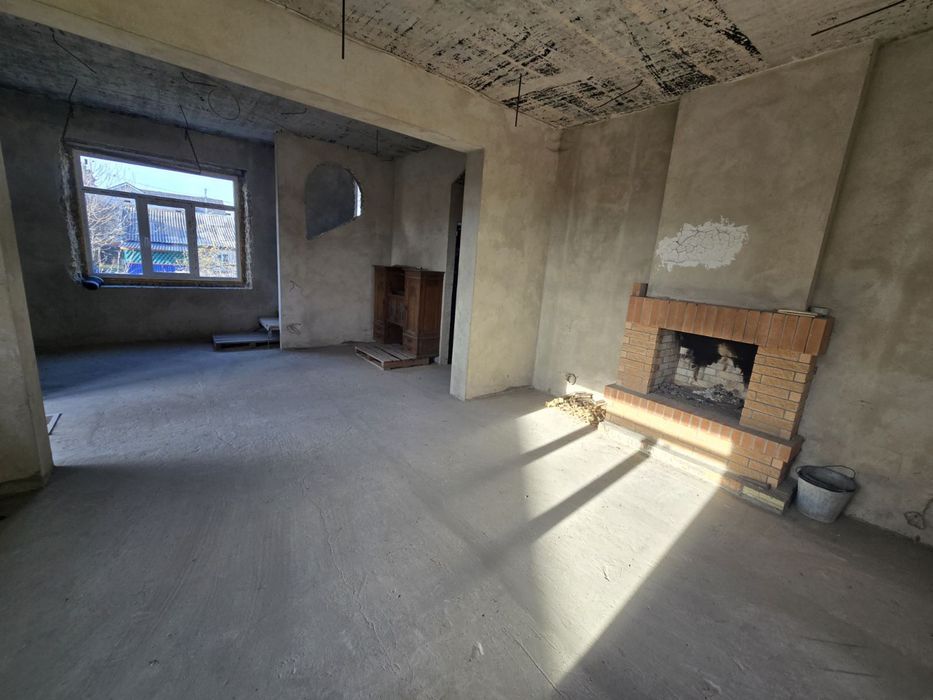Будинок 230 м² в Ірпені, вул. Варшавська — $85 000. Цоколь мансарда гараж.