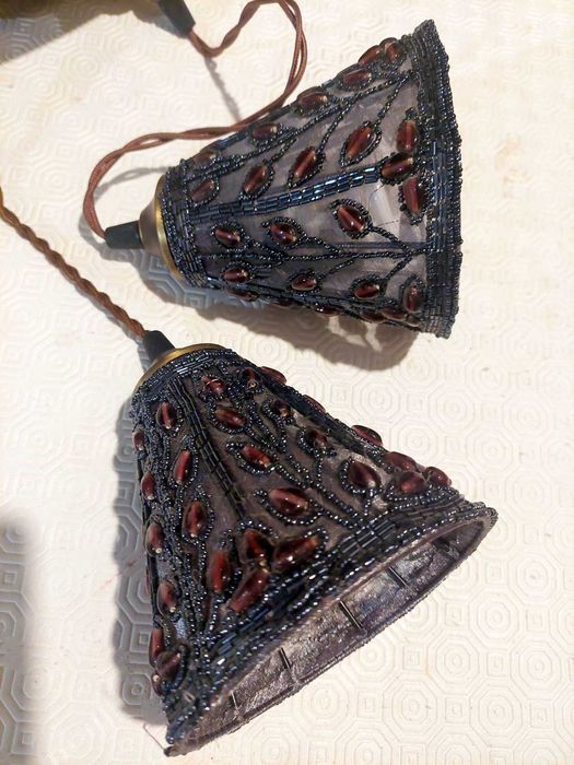 Candeeiro suspenso com abajur de pedras e miçangas