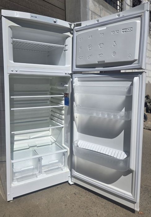 Продам холодильник indesit