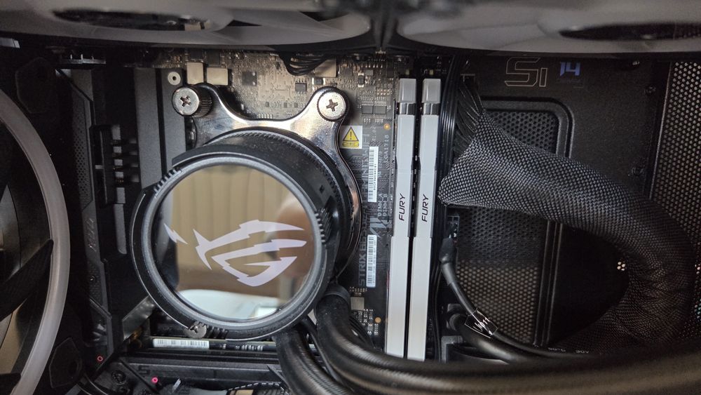 PC Asus ROG monster SFF 9800X3D, 64GB, 6TB SSD, Hellhound RX9070XT FV