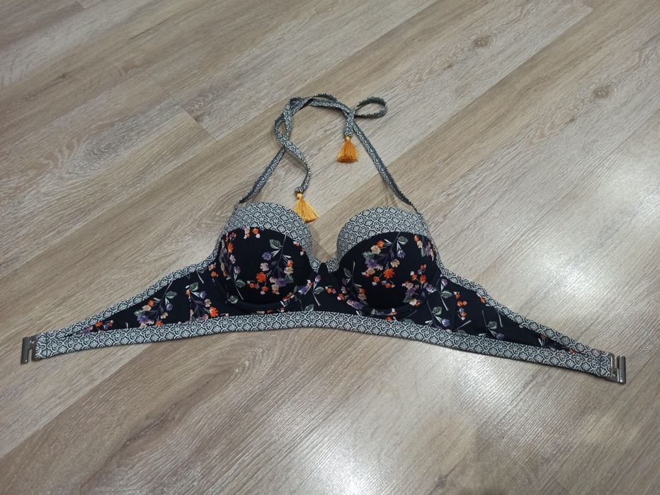 Biustonosz, góra od stroju kąpielowego.  Marki Next. 34 B, Eur 75 B.