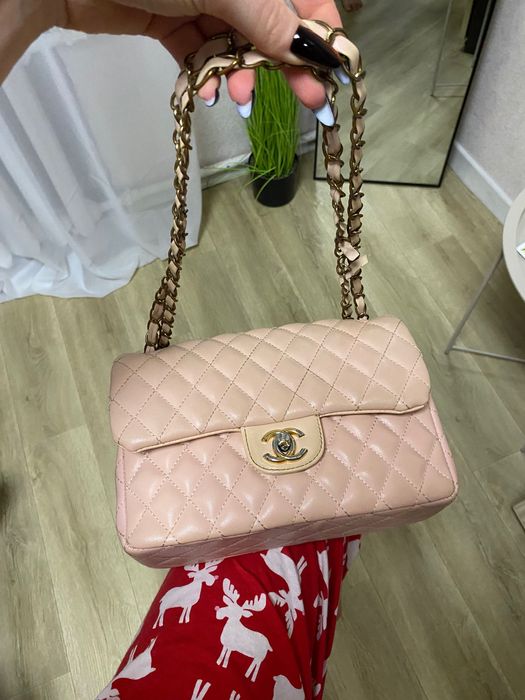 Сумка ніжно рожевого кольору. Потребує ремонту ремінця.