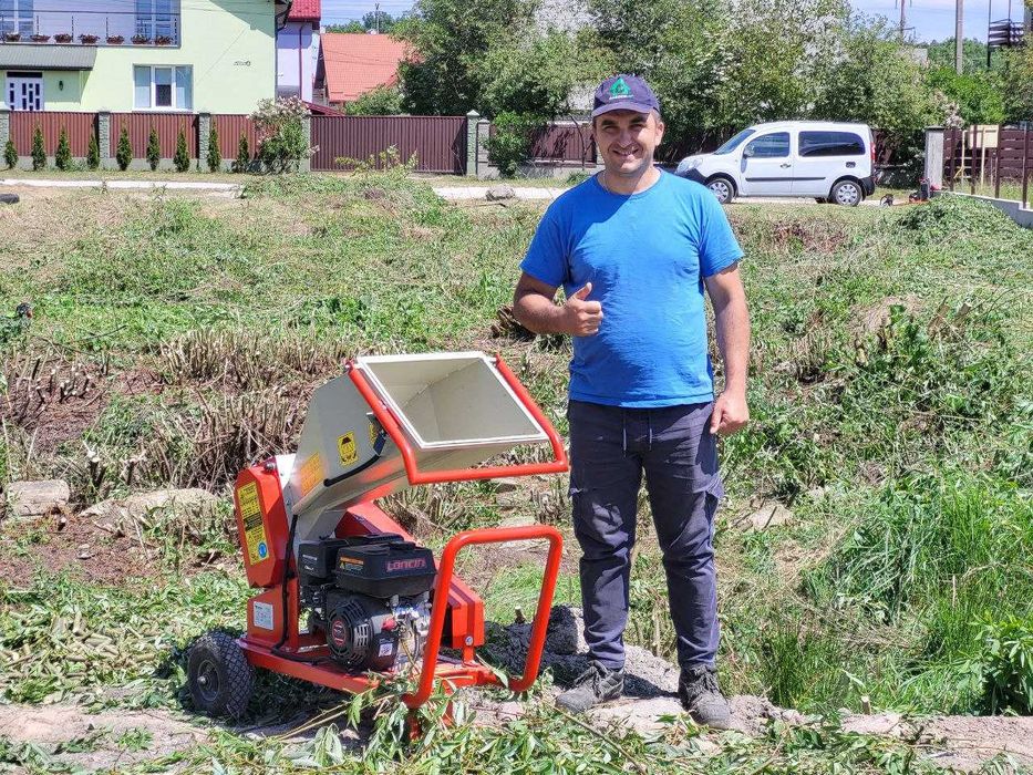 Чистка ділянки, подрібнення гілок, корчування пнів, вивіз сміття.