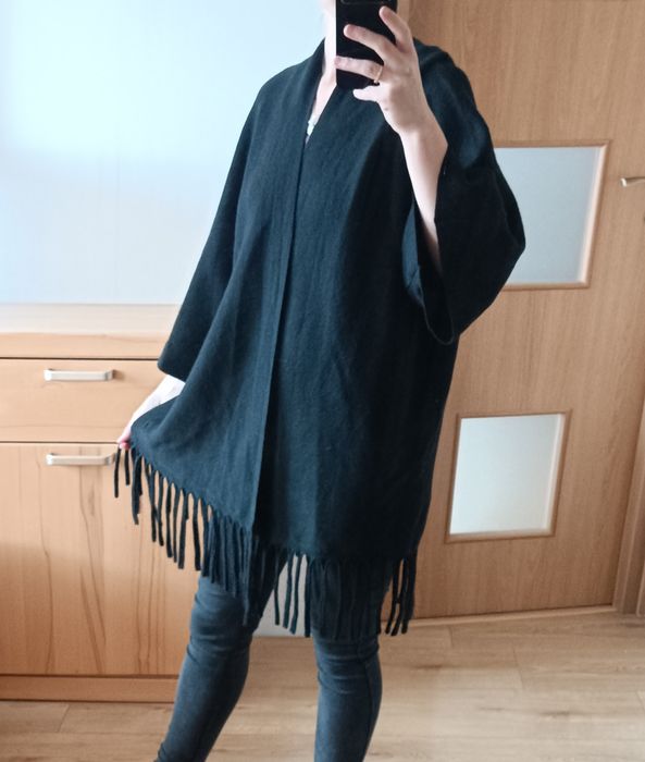 Czarna narzutka, ponczo, oversize, z frędzlami