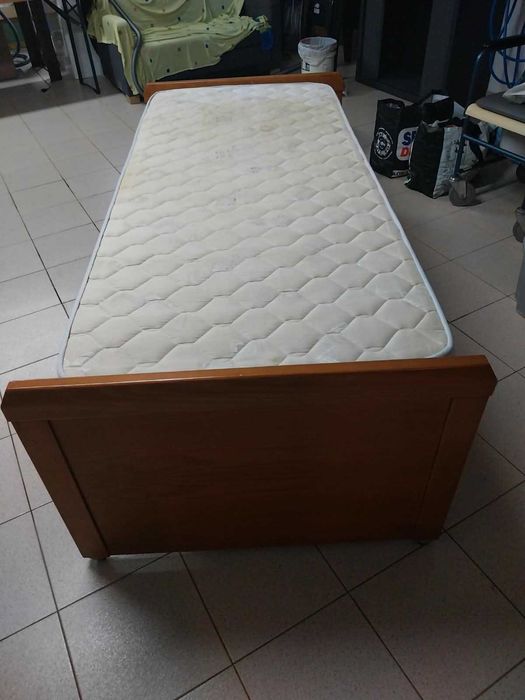 Cama de solteiro com estrado e colchão.