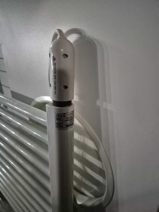 Toalheiro de casa de banho usado mas a funcionar.