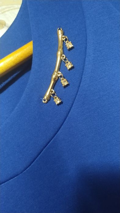 Синее платье с брошкой