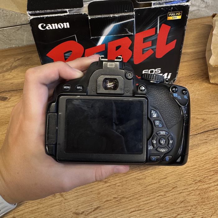 値下げ Canon 650d 本体 canon 650d - купить фототехнику, видеоаппаратуру - Цена на OLX.ua