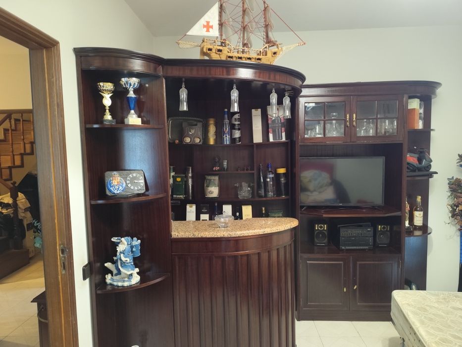 Bar de canto em mogno