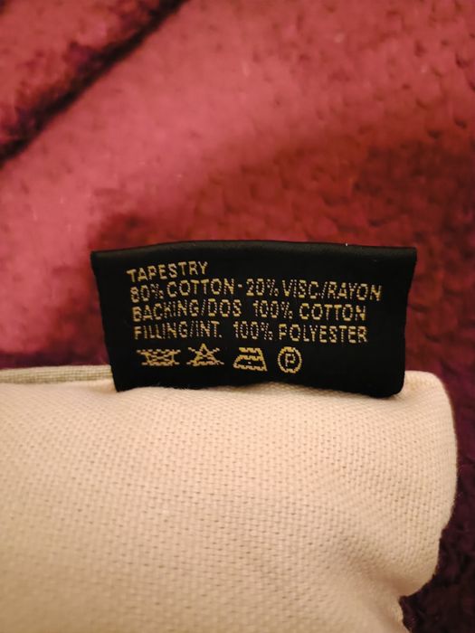 Boneca de porcelana com almofada de ursinho  dela