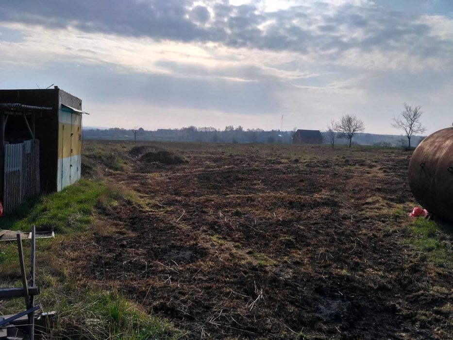 Продається підготовлений майновий комплекс у центрі села Давидківці, неподалік Хмельницького.