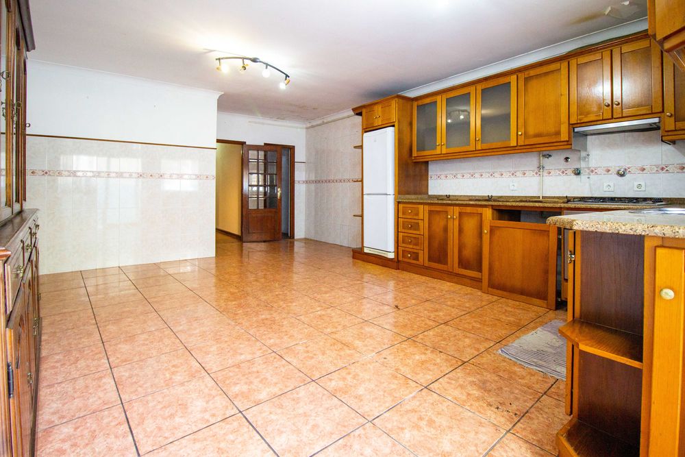 Moradia unifamiliar com dois pisos e logradouro