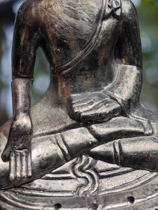 Budda w pozie Medicine pose Antyczna pocz XX w statuetka  bialy metal