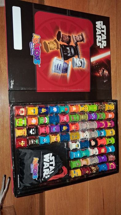 Caixa do star wars . ,muitas das  figurasnao sao da star wars