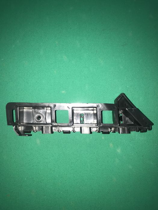 Кронштейн/направляюща бмпера passat B7