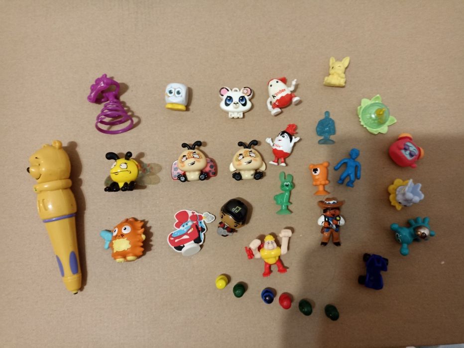 41 figurek/elementów z Kinder niespodzianek