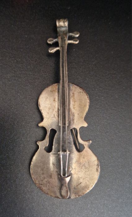 Broszka vintage w muzycznym kształcie