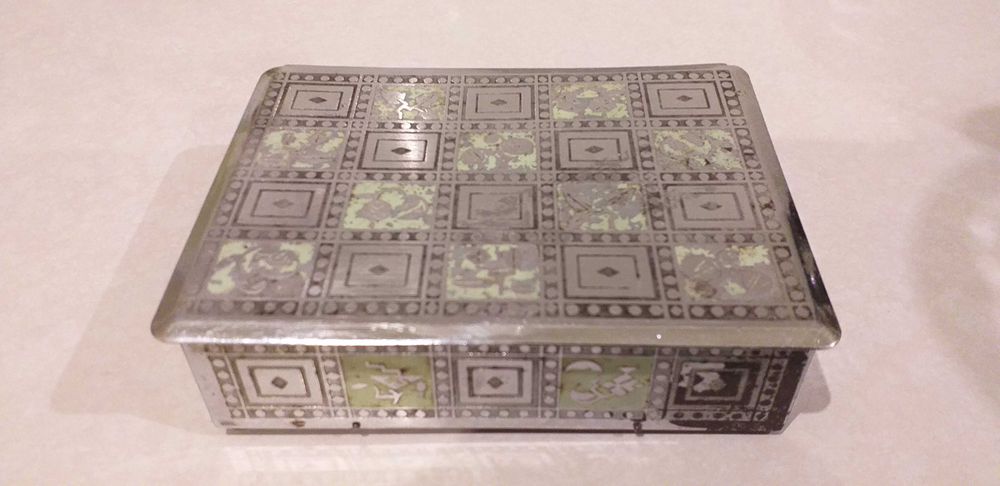 Szkatułka metalowa.