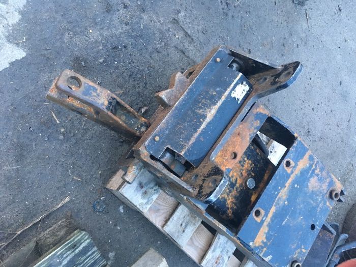 Zaczep zaczepy Cięgna Śruby New Holland Case MF Valtra JD Claas i inne