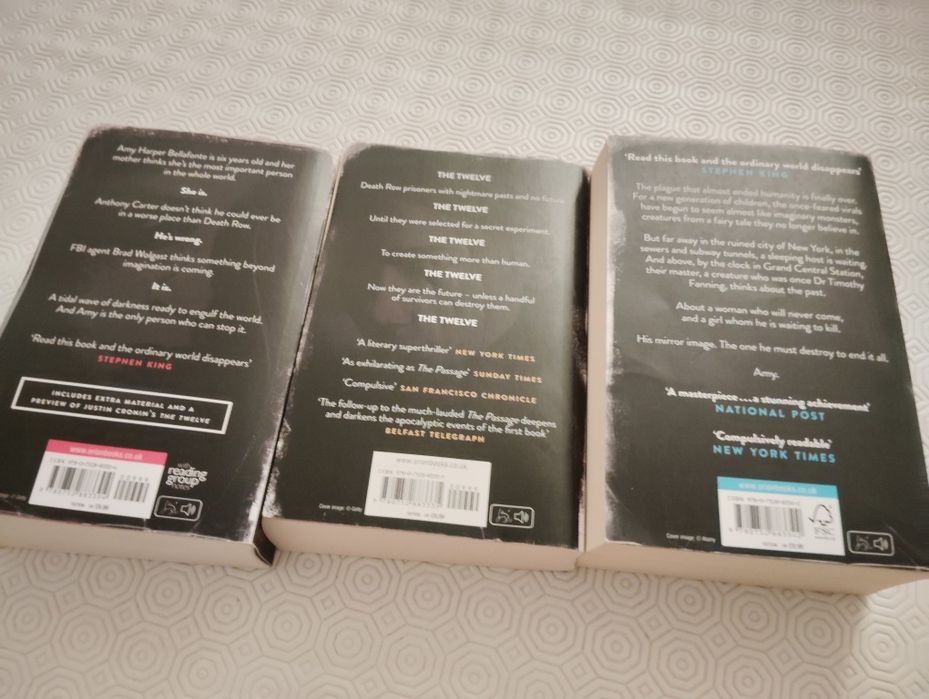 Livros Trilogia de Ficção científica pós-apocalíptica e terror "The Passage"  em Inglês Usados