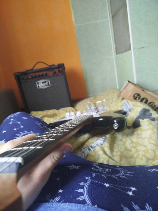 Електро-гітара з комбо підсилювачем