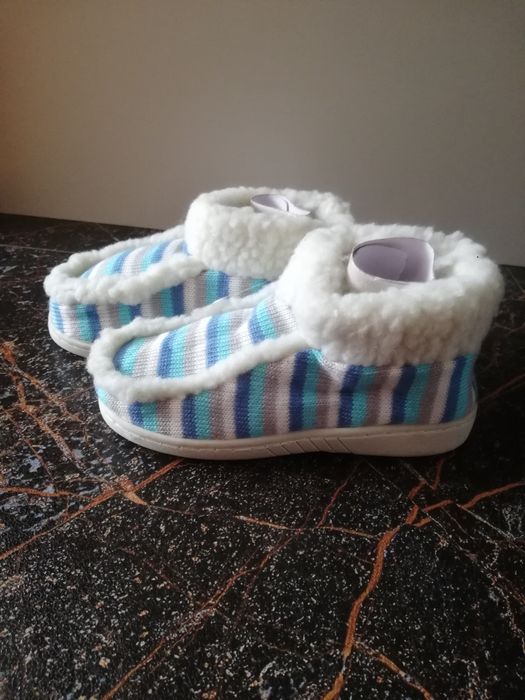 Nowe kapcie dziecięce r 32