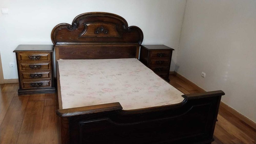 Mobília de Quarto - Cama de Casal, 2 Mesinhas de Cabeceira e Cómoda