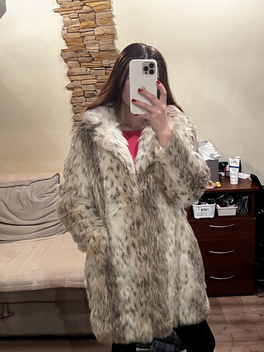 Шубка біла з анімалістичним принтом