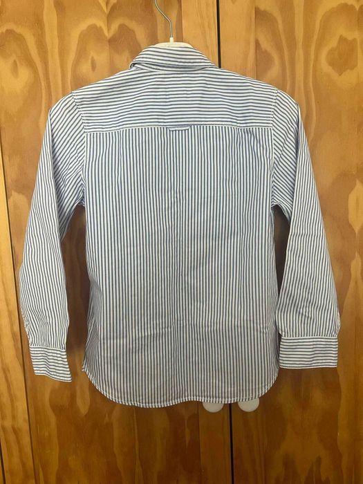 Camisa de menino ás riscas azuis marca LOGG da H&M